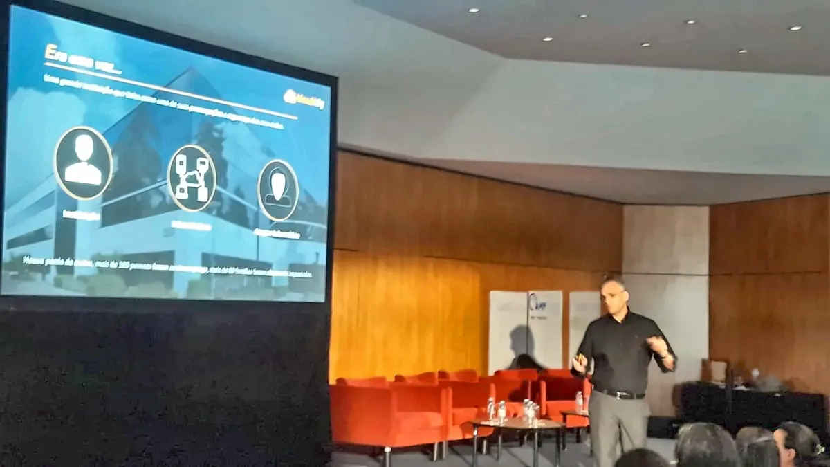 Domingos Ribeiro speaking at the AMP Forum, Porto