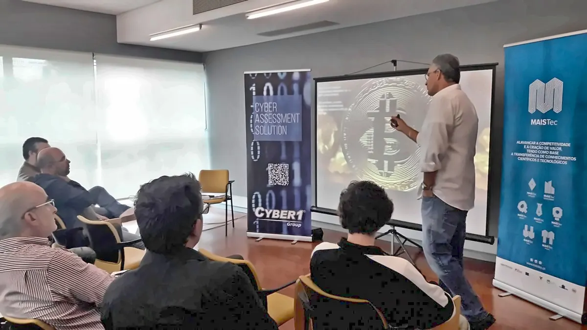 Domingos Ribeiro speaking on blockchain at MAISTec